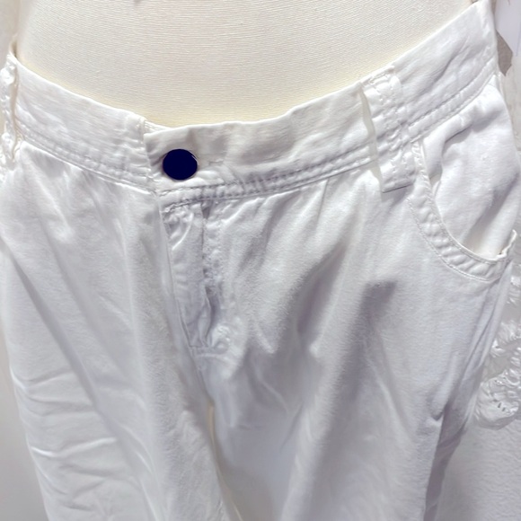 Cotton crop pants w/embroidered details! Belt loop elastic waist, zip closure. M - Picture 4 of 9